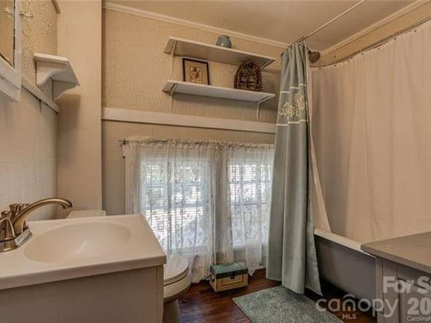 41 Panola Street, Asheville, NC 28801.  MLS# CAR4406063, YatesRealty ID 50287. Apt. 4 - BA
