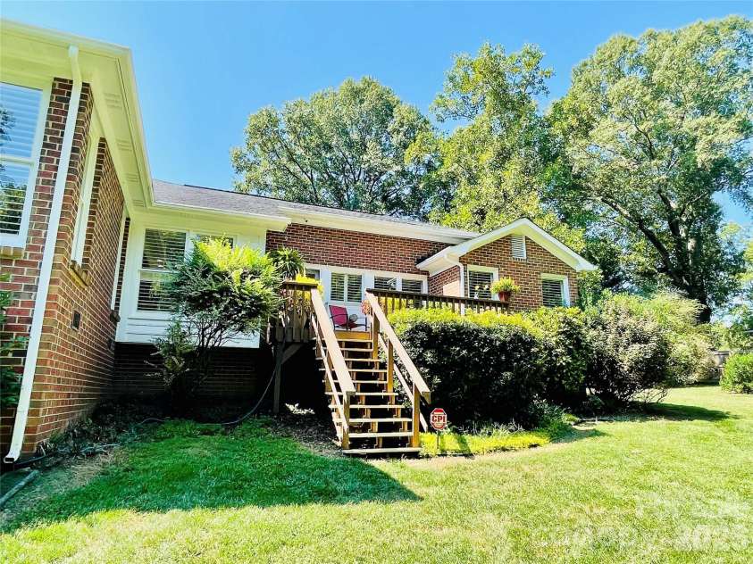 3001 Sunset Road, Charlotte, NC 28216.  MLS# CAR4423479, YatesRealty ID 50298. 