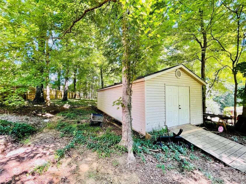3001 Sunset Road, Charlotte, NC 28216.  MLS# CAR4423479, YatesRealty ID 50298. 