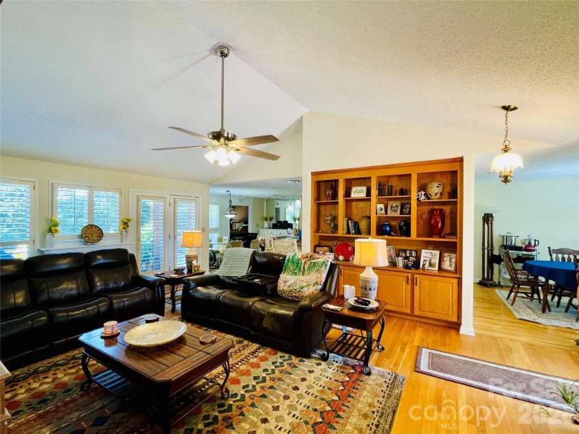 3001 Sunset Road, Charlotte, NC 28216.  MLS# CAR4423479, YatesRealty ID 50298. 
