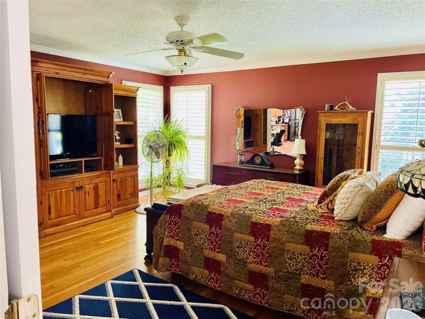 3001 Sunset Road, Charlotte, NC 28216.  MLS# CAR4423479, YatesRealty ID 50298. 