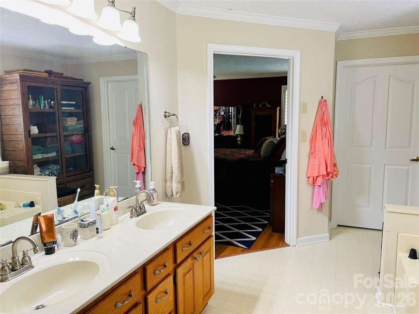 3001 Sunset Road, Charlotte, NC 28216.  MLS# CAR4423479, YatesRealty ID 50298. 