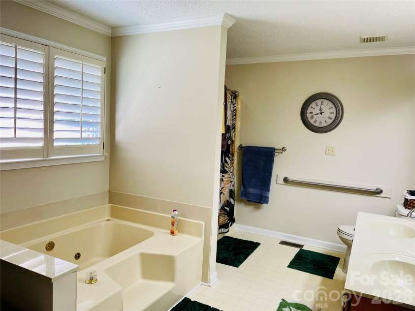 3001 Sunset Road, Charlotte, NC 28216.  MLS# CAR4423479, YatesRealty ID 50298. 