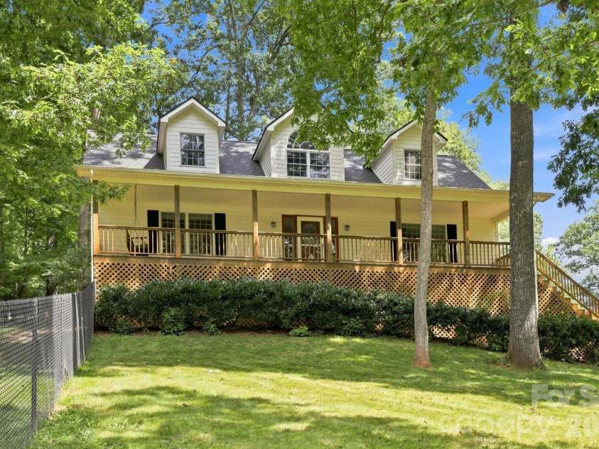 95 Holly Ridge Road, Waynesville, NC 28786.  MLS# CAR4423119, YatesRealty ID 50306. 