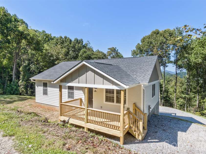 340 Matthew Lane, Canton, NC 28716.  MLS# CAR4423221, YatesRealty ID 50307. Front view of home
