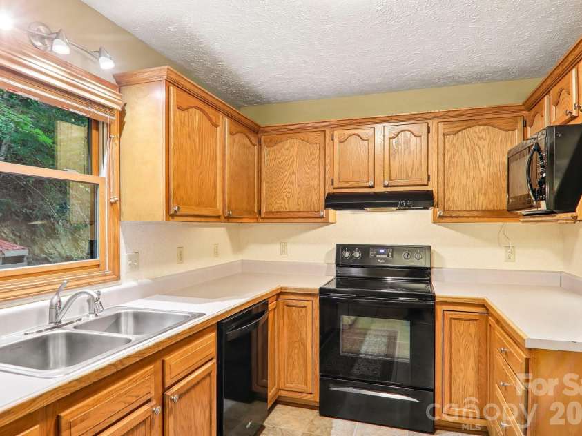 36 Nicholas Lane, Maggie Valley, NC 28751.  MLS# CAR4422932, YatesRealty ID 50311. 