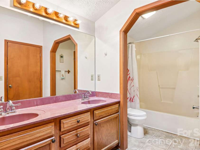 36 Nicholas Lane, Maggie Valley, NC 28751.  MLS# CAR4422932, YatesRealty ID 50311. 