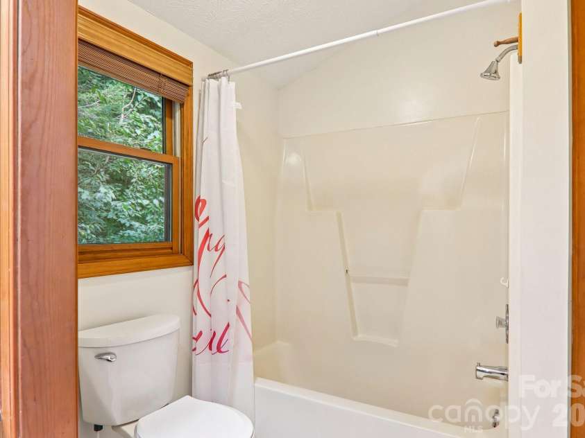 36 Nicholas Lane, Maggie Valley, NC 28751.  MLS# CAR4422932, YatesRealty ID 50311. 