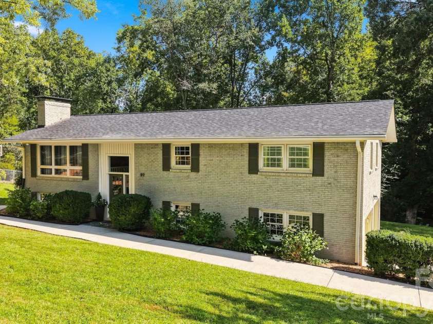 89 Lakemont Park Road, Hickory, NC 28601.  MLS# CAR4423696, YatesRealty ID 50314. 