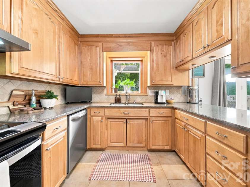 89 Lakemont Park Road, Hickory, NC 28601.  MLS# CAR4423696, YatesRealty ID 50314. 