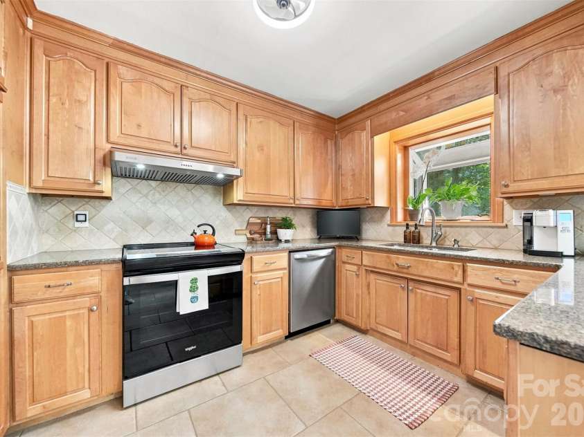 89 Lakemont Park Road, Hickory, NC 28601.  MLS# CAR4423696, YatesRealty ID 50314. 