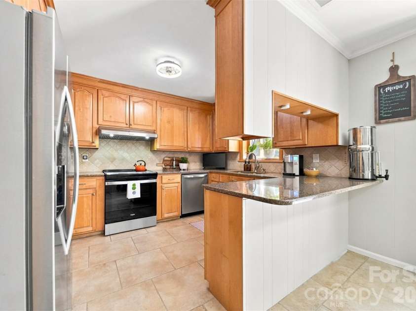 89 Lakemont Park Road, Hickory, NC 28601.  MLS# CAR4423696, YatesRealty ID 50314. 