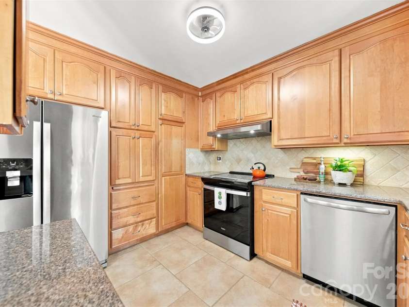 89 Lakemont Park Road, Hickory, NC 28601.  MLS# CAR4423696, YatesRealty ID 50314. 