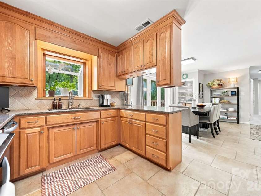 89 Lakemont Park Road, Hickory, NC 28601.  MLS# CAR4423696, YatesRealty ID 50314. 