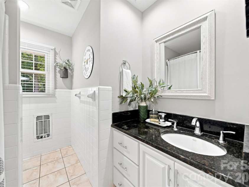 89 Lakemont Park Road, Hickory, NC 28601.  MLS# CAR4423696, YatesRealty ID 50314. 
