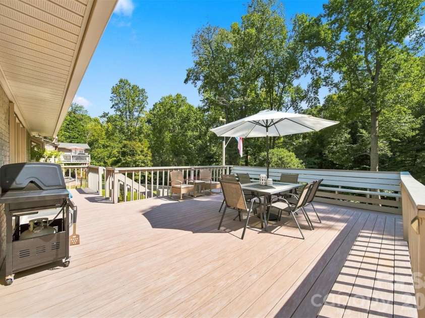89 Lakemont Park Road, Hickory, NC 28601.  MLS# CAR4423696, YatesRealty ID 50314. 