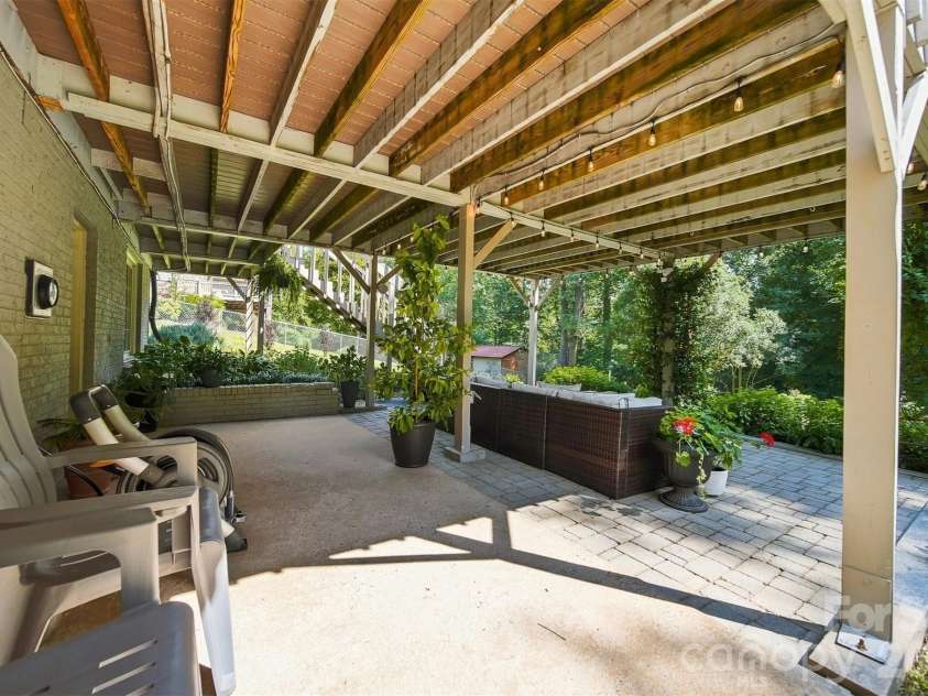 89 Lakemont Park Road, Hickory, NC 28601.  MLS# CAR4423696, YatesRealty ID 50314. 