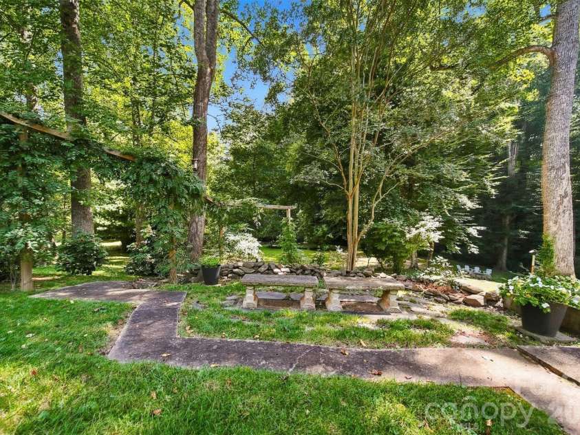 89 Lakemont Park Road, Hickory, NC 28601.  MLS# CAR4423696, YatesRealty ID 50314. 