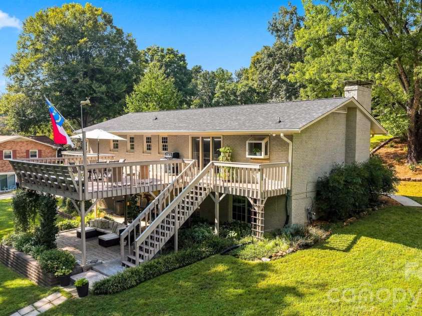 89 Lakemont Park Road, Hickory, NC 28601.  MLS# CAR4423696, YatesRealty ID 50314. 