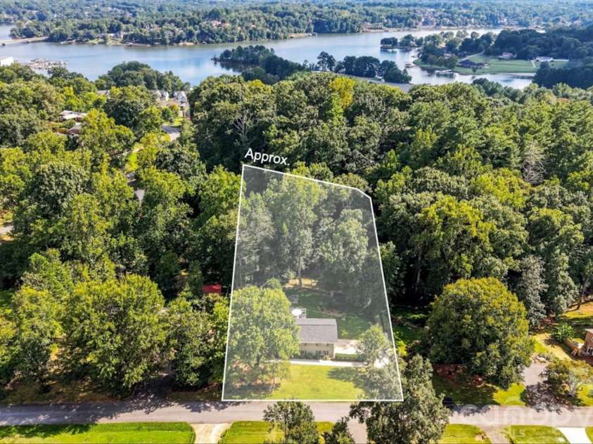 89 Lakemont Park Road, Hickory, NC 28601.  MLS# CAR4423696, YatesRealty ID 50314. 