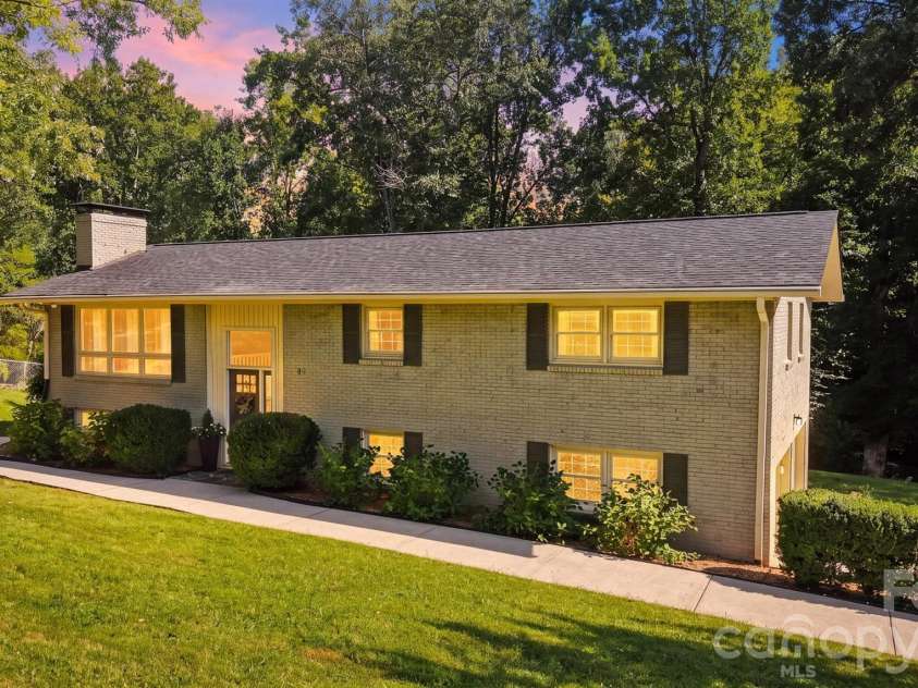 89 Lakemont Park Road, Hickory, NC 28601.  MLS# CAR4423696, YatesRealty ID 50314. 