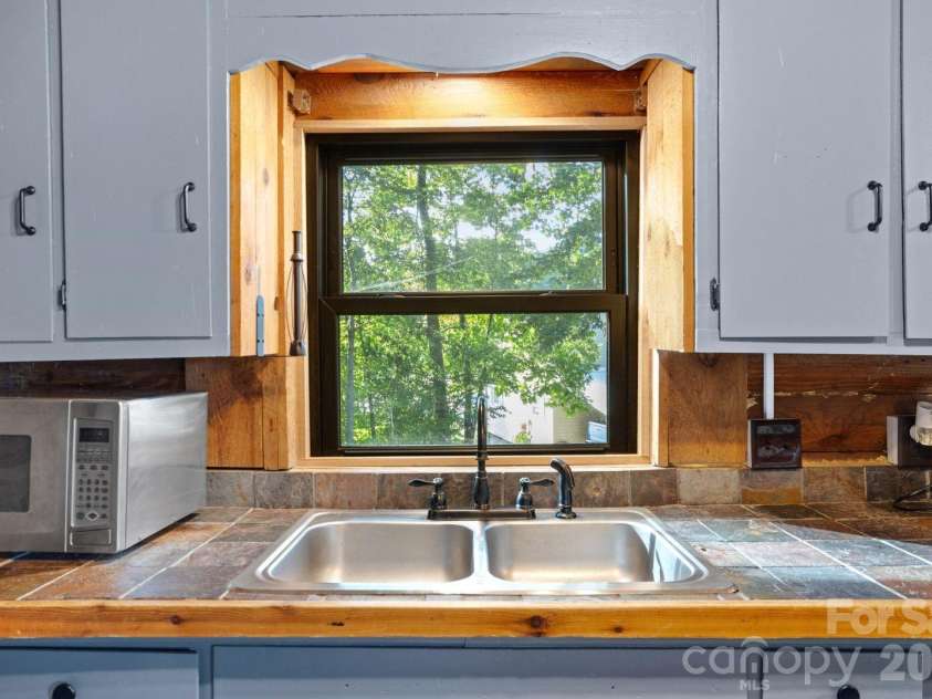 219 Highland Drive, Lexington, NC 27292.  MLS# CAR4423513, YatesRealty ID 50316. 