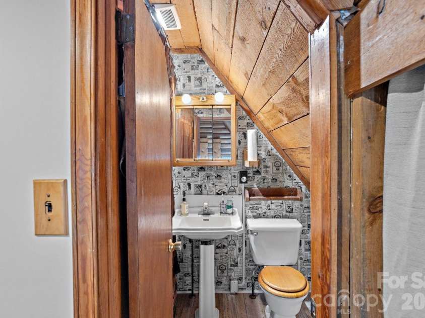 219 Highland Drive, Lexington, NC 27292.  MLS# CAR4423513, YatesRealty ID 50316. 