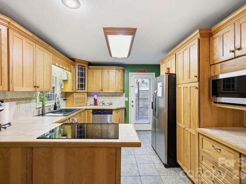 10687 Cruso Road, Canton, NC 28716.  MLS# CAR4423169, YatesRealty ID 50320. Kitchen