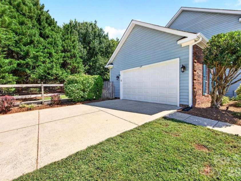 2901 Firewood Drive, Matthews, NC 28105.  MLS# CAR4422763, YatesRealty ID 50324. 