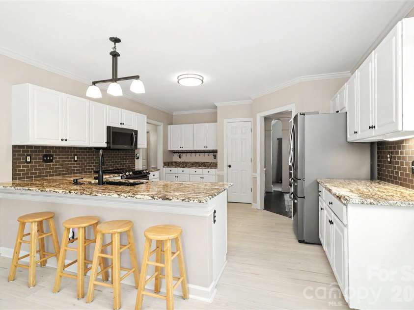 7903 Long Nook Lane, Charlotte, NC 28277.  MLS# CAR4414616, YatesRealty ID 50326. Bar seating right next to space for breakfast table