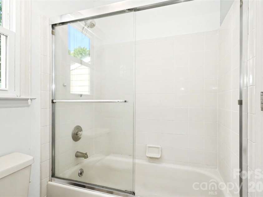 7903 Long Nook Lane, Charlotte, NC 28277.  MLS# CAR4414616, YatesRealty ID 50326. Separated from vanities
