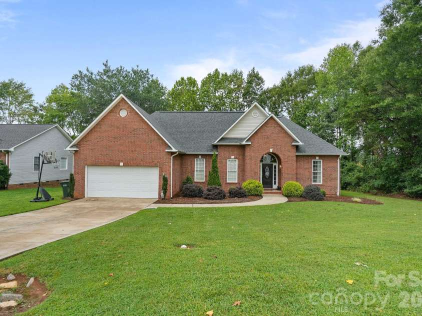 2925 24th Street Drive, Hickory, NC 28601.  MLS# CAR4423631, YatesRealty ID 50331. 