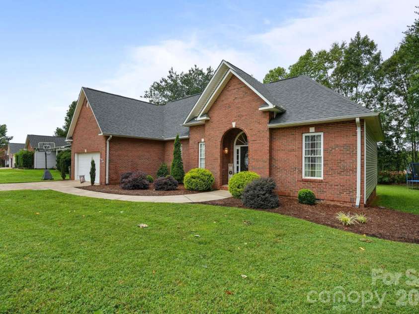 2925 24th Street Drive, Hickory, NC 28601.  MLS# CAR4423631, YatesRealty ID 50331. 