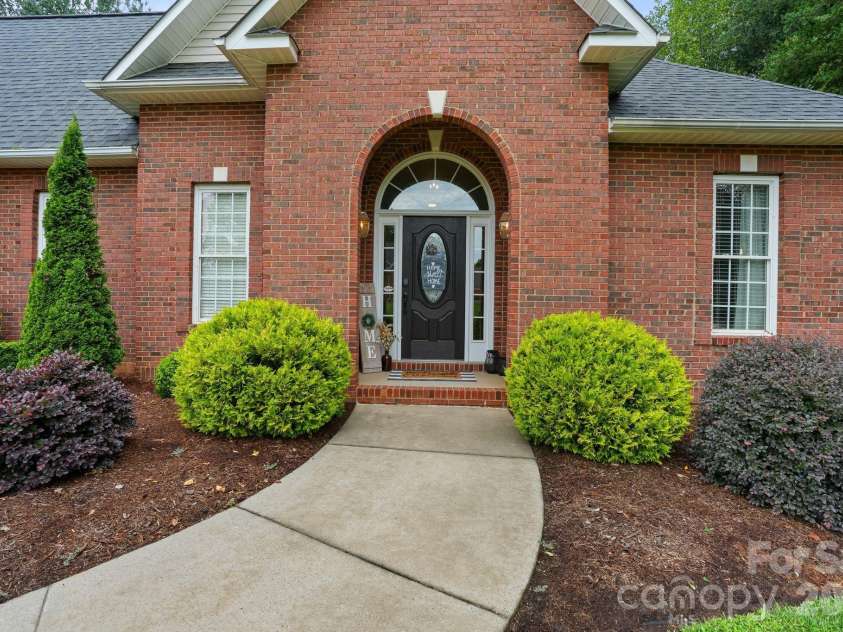 2925 24th Street Drive, Hickory, NC 28601.  MLS# CAR4423631, YatesRealty ID 50331. 