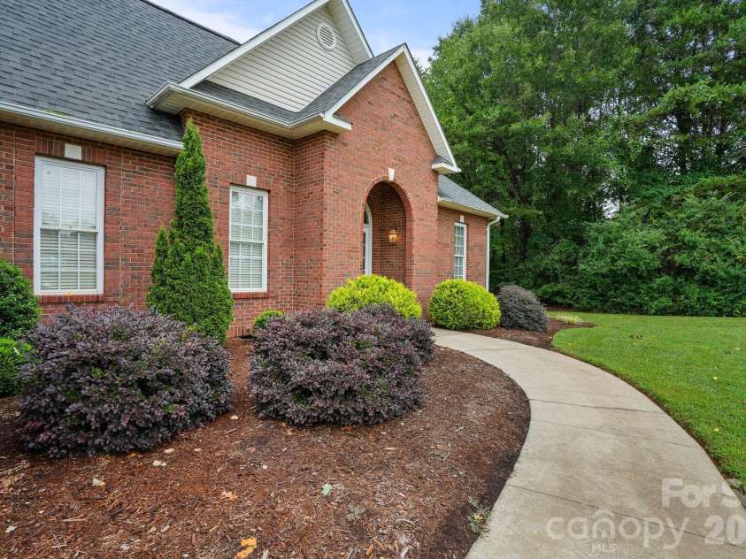 2925 24th Street Drive, Hickory, NC 28601.  MLS# CAR4423631, YatesRealty ID 50331. 