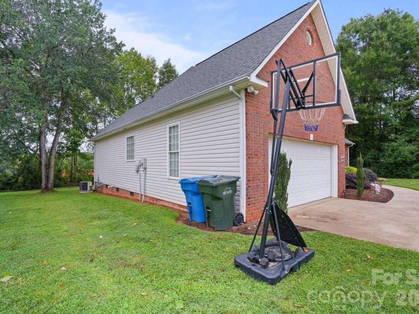 2925 24th Street Drive, Hickory, NC 28601.  MLS# CAR4423631, YatesRealty ID 50331. 