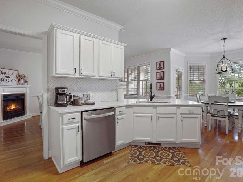 2925 24th Street Drive, Hickory, NC 28601.  MLS# CAR4423631, YatesRealty ID 50331. 