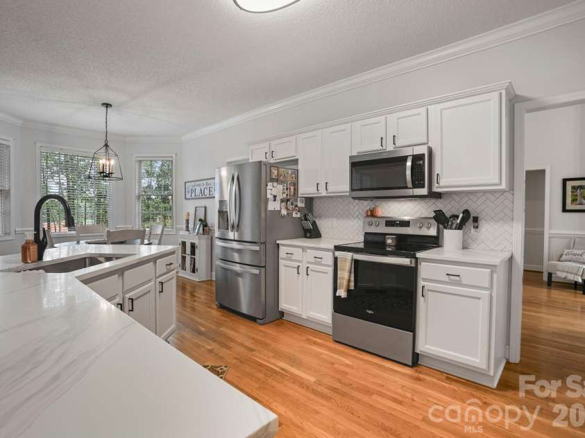 2925 24th Street Drive, Hickory, NC 28601.  MLS# CAR4423631, YatesRealty ID 50331. 