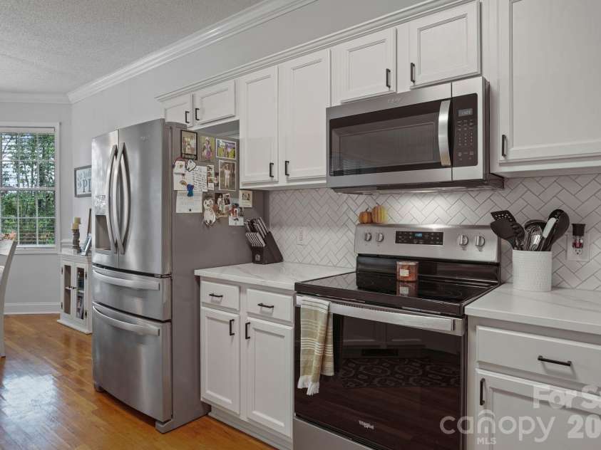 2925 24th Street Drive, Hickory, NC 28601.  MLS# CAR4423631, YatesRealty ID 50331. 