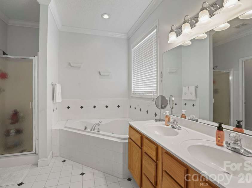 2925 24th Street Drive, Hickory, NC 28601.  MLS# CAR4423631, YatesRealty ID 50331. 
