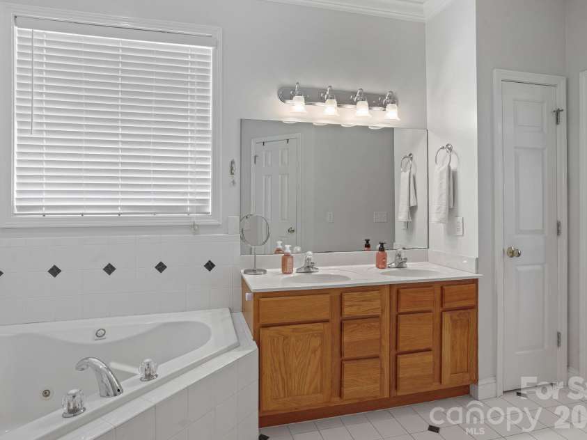2925 24th Street Drive, Hickory, NC 28601.  MLS# CAR4423631, YatesRealty ID 50331. 