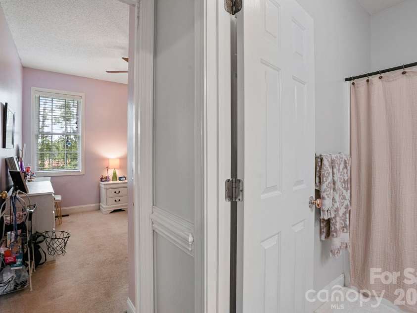 2925 24th Street Drive, Hickory, NC 28601.  MLS# CAR4423631, YatesRealty ID 50331. 