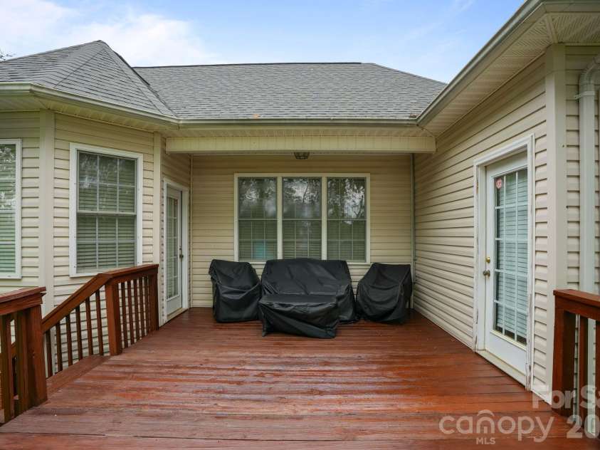 2925 24th Street Drive, Hickory, NC 28601.  MLS# CAR4423631, YatesRealty ID 50331. 