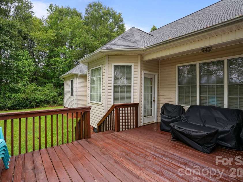 2925 24th Street Drive, Hickory, NC 28601.  MLS# CAR4423631, YatesRealty ID 50331. 