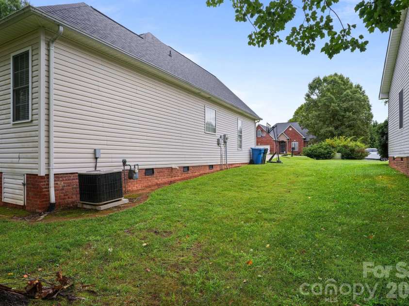 2925 24th Street Drive, Hickory, NC 28601.  MLS# CAR4423631, YatesRealty ID 50331. 
