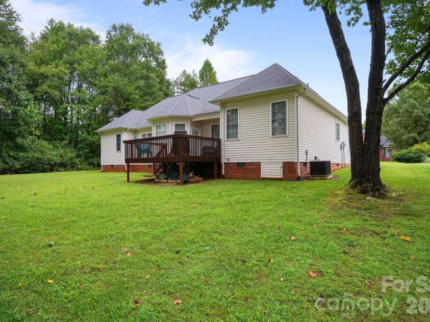 2925 24th Street Drive, Hickory, NC 28601.  MLS# CAR4423631, YatesRealty ID 50331. 