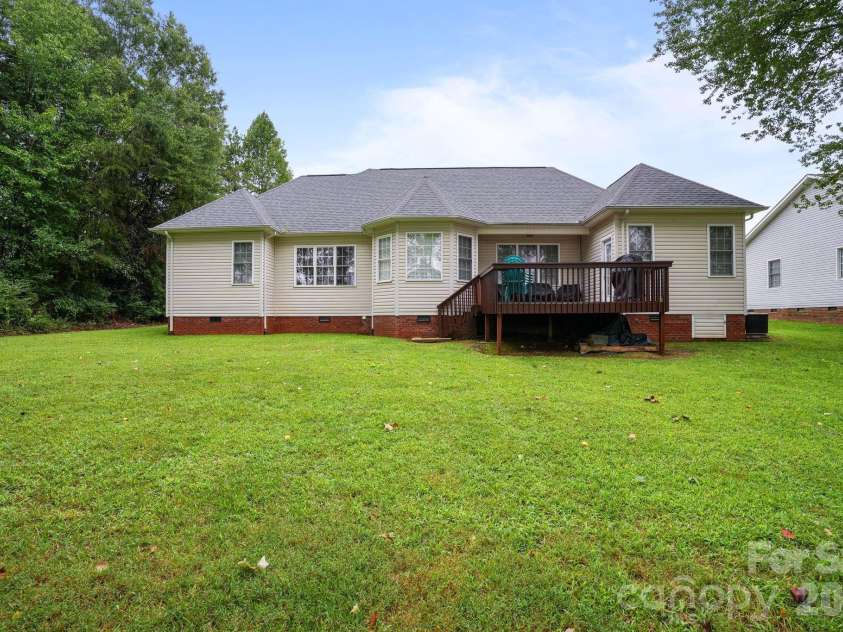 2925 24th Street Drive, Hickory, NC 28601.  MLS# CAR4423631, YatesRealty ID 50331. 