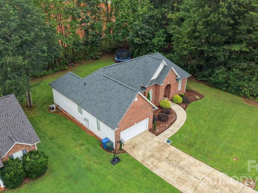 2925 24th Street Drive, Hickory, NC 28601.  MLS# CAR4423631, YatesRealty ID 50331. 