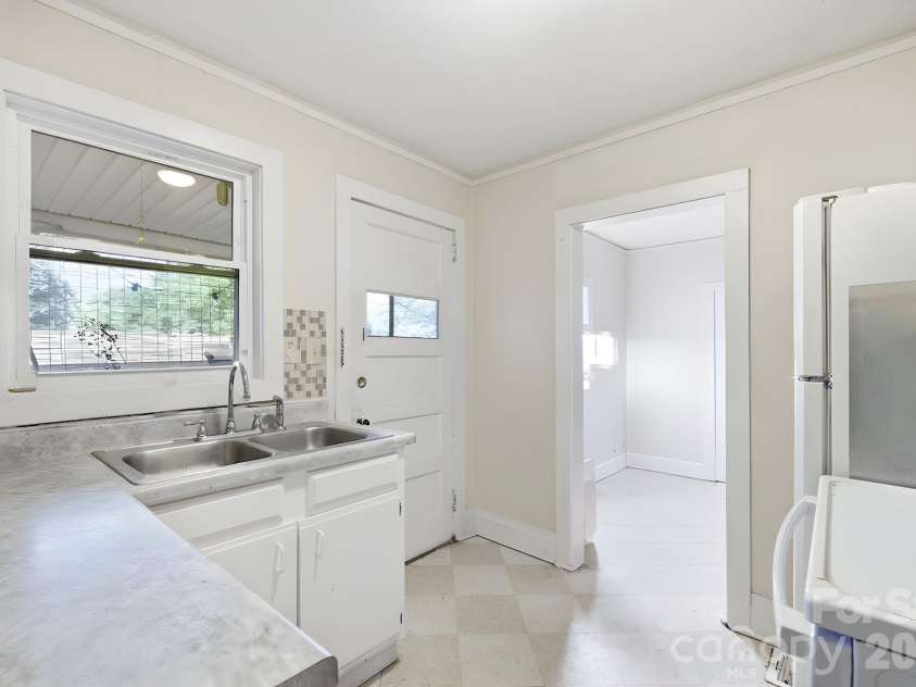 65 King Street, Asheville, NC 28804.  MLS# CAR4423788, YatesRealty ID 50332. 