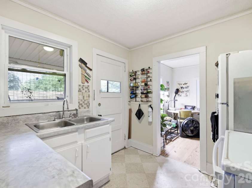 65 King Street, Asheville, NC 28804.  MLS# CAR4423788, YatesRealty ID 50332. 